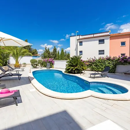 Bianco Nero With Pool - Happy פולה